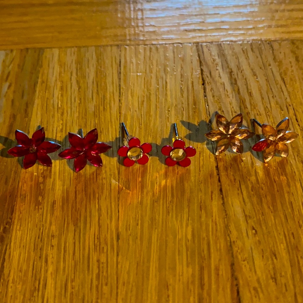 Flower earrings.